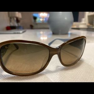 Woman Maui Jim polarized sunglasses